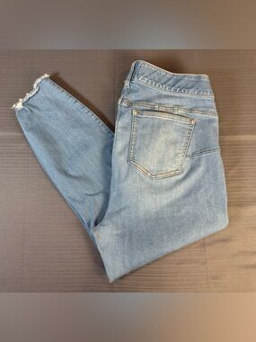 Torrid Bombshell Skinny Crop Jeans Size 20R Light Wash Distressed Raw Hem